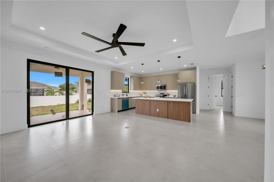 Activo con contrato: $389,900 (4 camas, 3 baños, 1778 Pies cuadrados)