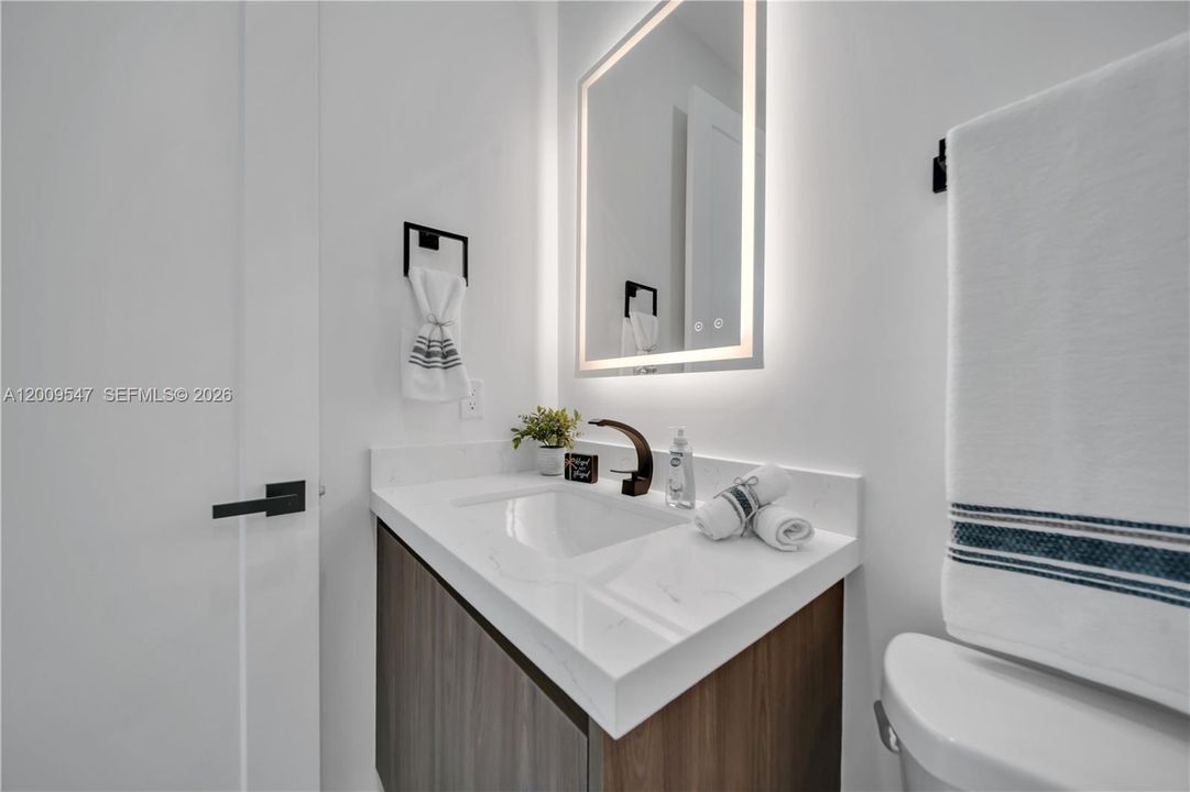 Activo con contrato: $389,900 (4 camas, 3 baños, 1778 Pies cuadrados)