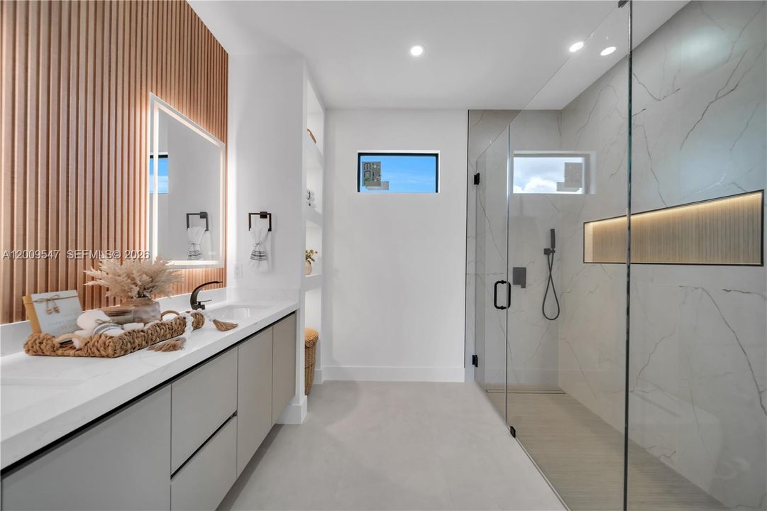 Activo con contrato: $389,900 (4 camas, 3 baños, 1778 Pies cuadrados)
