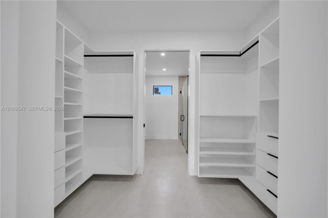Activo con contrato: $389,900 (4 camas, 3 baños, 1778 Pies cuadrados)