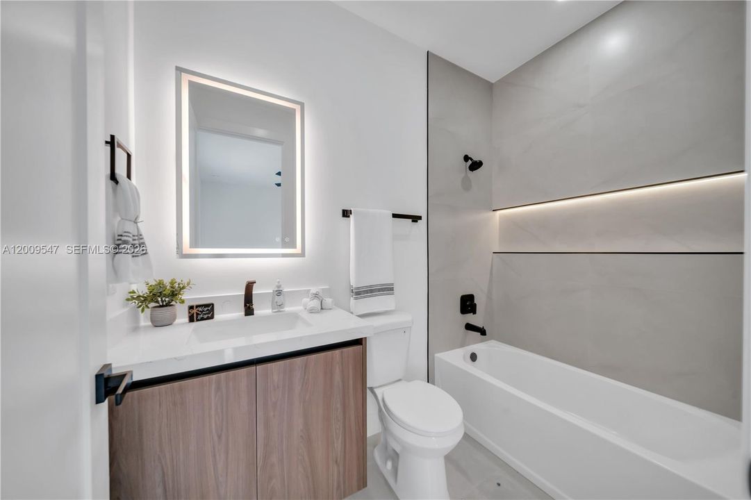 Activo con contrato: $389,900 (4 camas, 3 baños, 1778 Pies cuadrados)