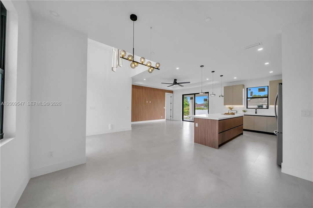 Activo con contrato: $389,900 (4 camas, 3 baños, 1778 Pies cuadrados)