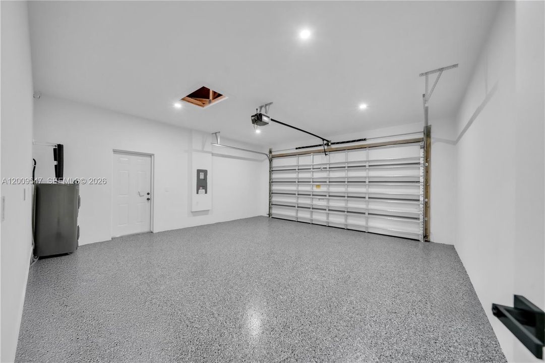 Activo con contrato: $389,900 (4 camas, 3 baños, 1778 Pies cuadrados)