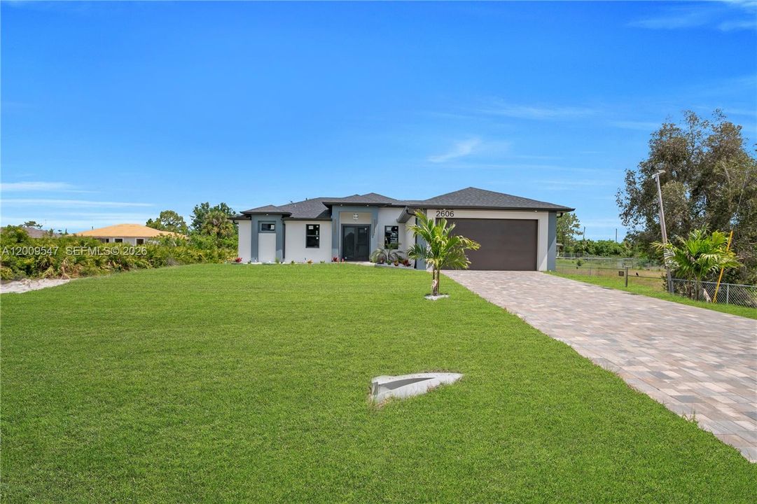 Activo con contrato: $389,900 (4 camas, 3 baños, 1778 Pies cuadrados)