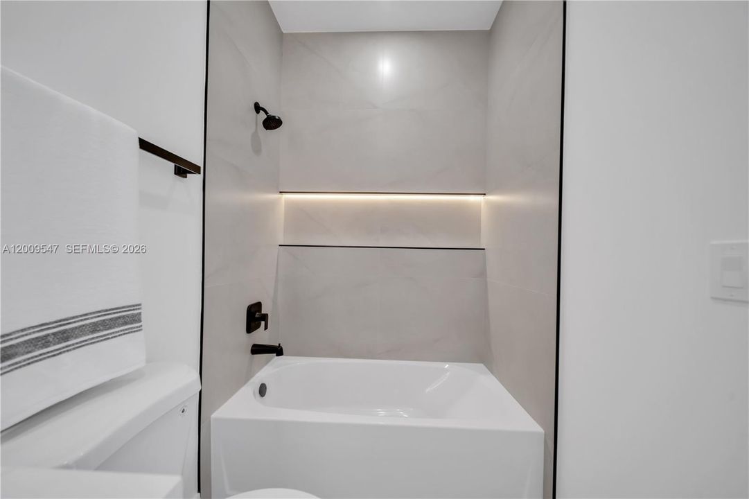 Activo con contrato: $389,900 (4 camas, 3 baños, 1778 Pies cuadrados)