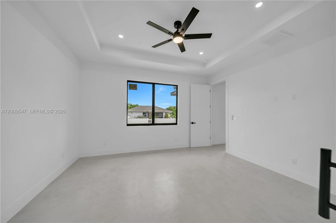 Activo con contrato: $389,900 (4 camas, 3 baños, 1778 Pies cuadrados)