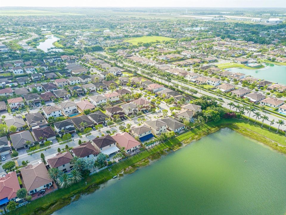 合同活跃: $649,995 (4 贝兹, 3 浴室, 2696 平方英尺)