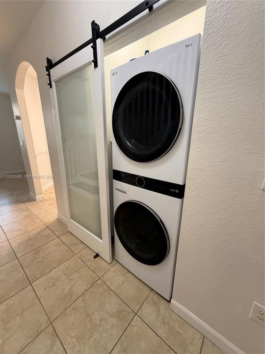 Activo con contrato: $2,500 (3 camas, 2 baños, 1325 Pies cuadrados)