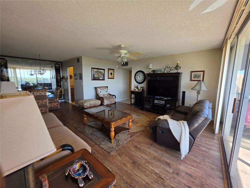 For Sale: $113,000 (2 beds, 2 baths, 1060 Square Feet)