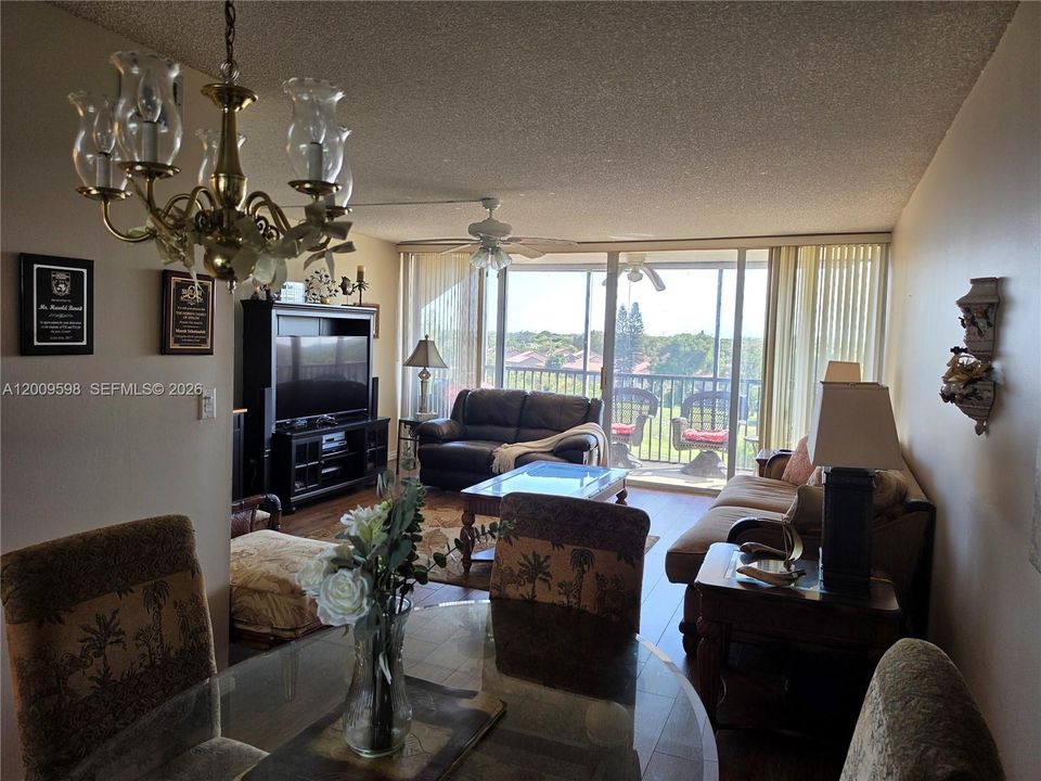 For Sale: $113,000 (2 beds, 2 baths, 1060 Square Feet)