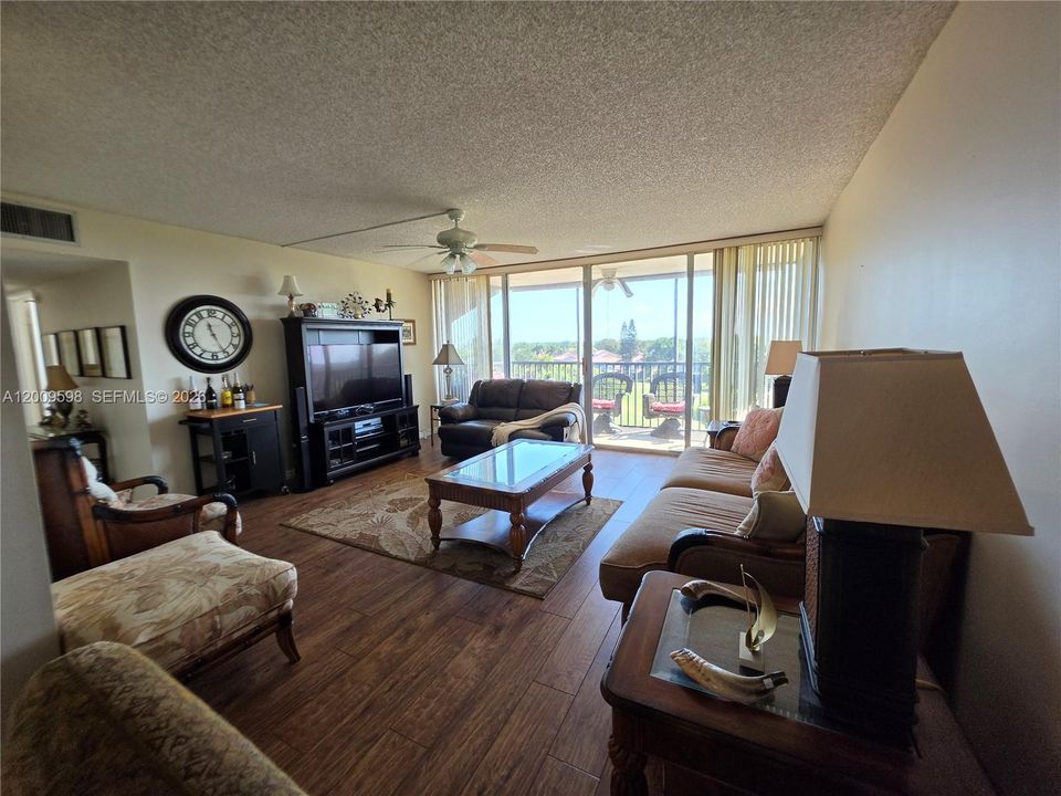 For Sale: $113,000 (2 beds, 2 baths, 1060 Square Feet)