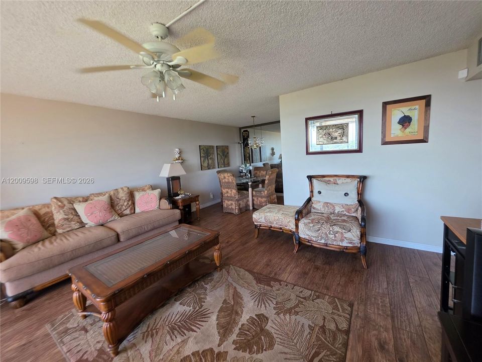 For Sale: $113,000 (2 beds, 2 baths, 1060 Square Feet)