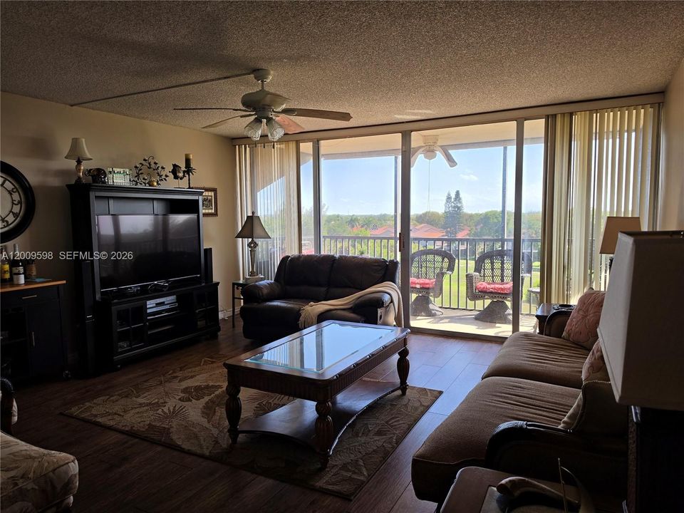 For Sale: $113,000 (2 beds, 2 baths, 1060 Square Feet)