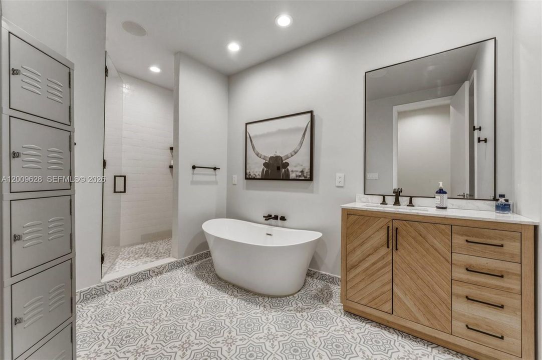 For Sale: $1,875,000 (3 beds, 2 baths, 2350 Square Feet)