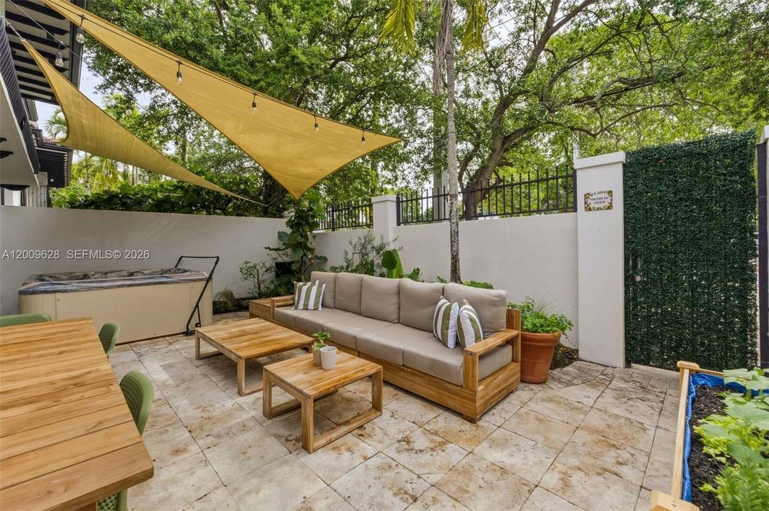 For Sale: $1,875,000 (3 beds, 2 baths, 2350 Square Feet)
