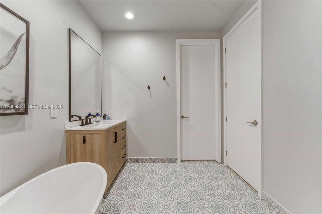 For Sale: $1,875,000 (3 beds, 2 baths, 2350 Square Feet)