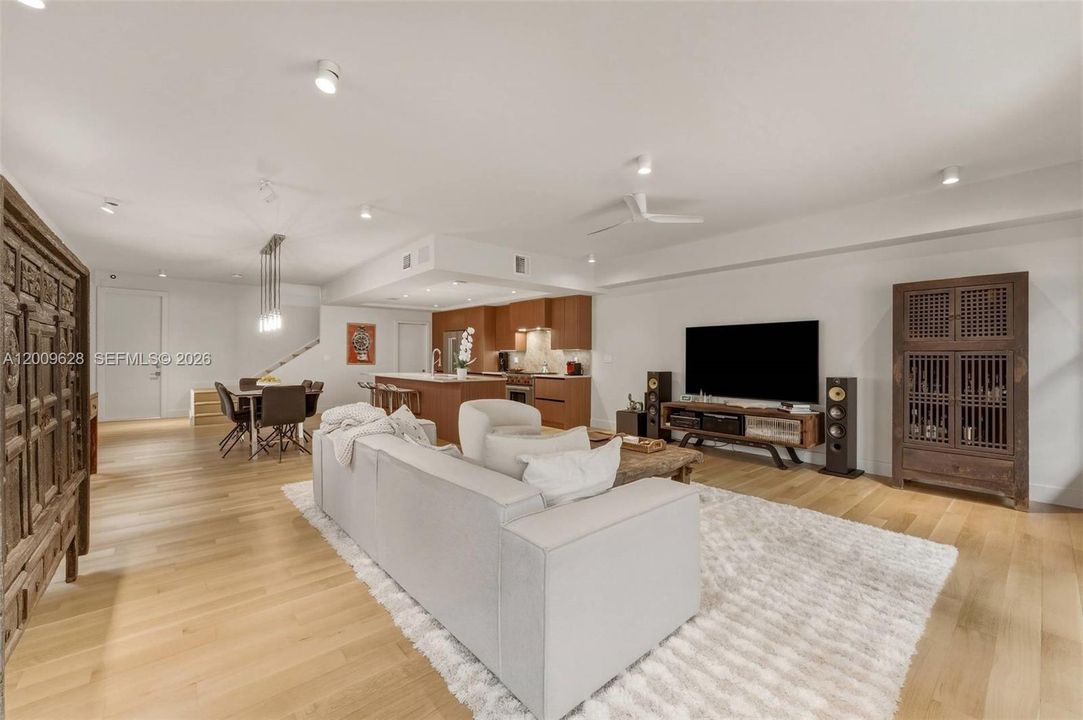 For Sale: $1,875,000 (3 beds, 2 baths, 2350 Square Feet)