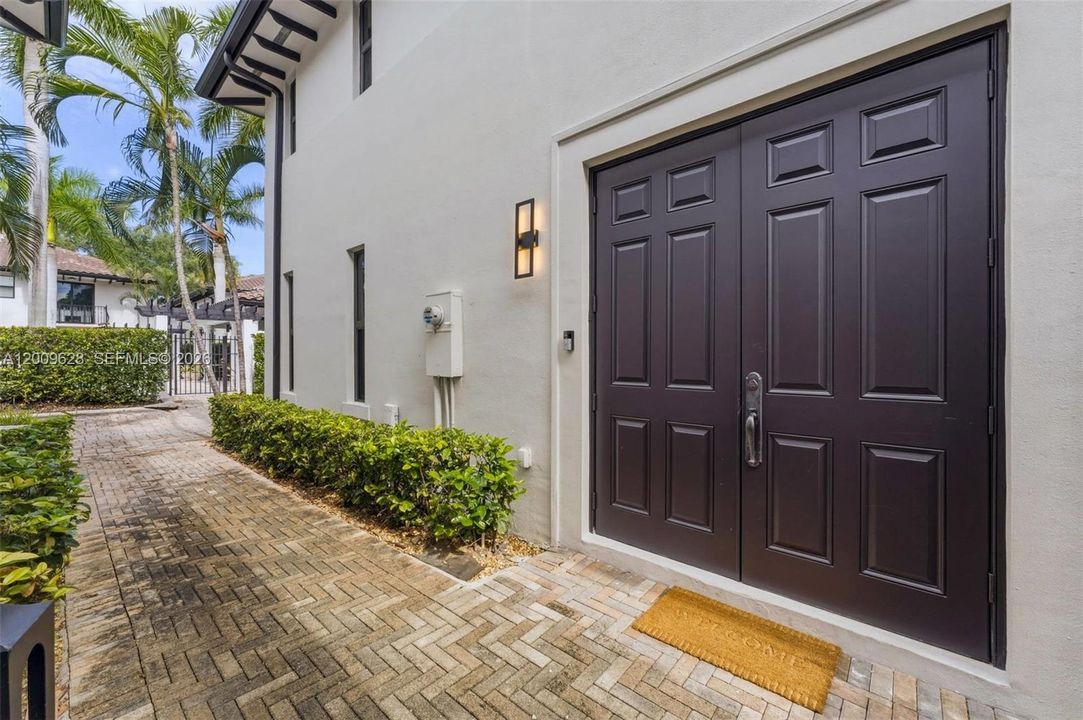 For Sale: $1,875,000 (3 beds, 2 baths, 2350 Square Feet)