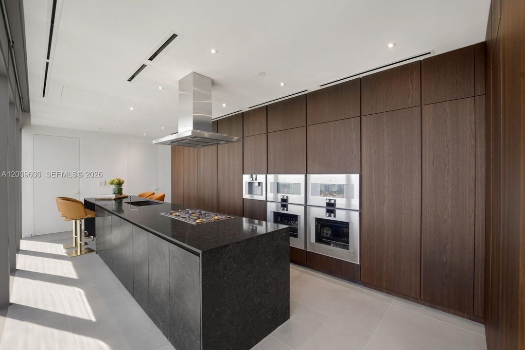 Vendido Recientemente: $8,500,000 (5 camas, 6 baños, 5832 Pies cuadrados)