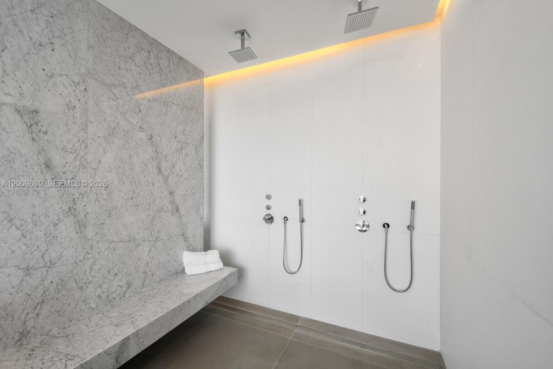 Vendido Recientemente: $8,500,000 (5 camas, 6 baños, 5832 Pies cuadrados)