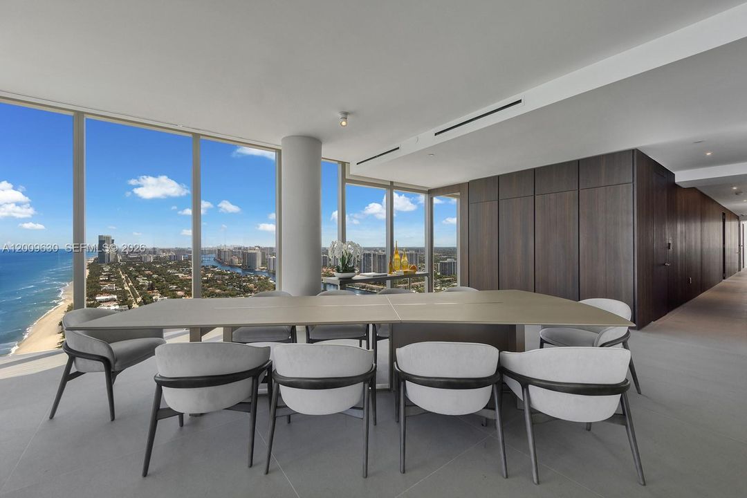 Vendido Recientemente: $8,500,000 (5 camas, 6 baños, 5832 Pies cuadrados)