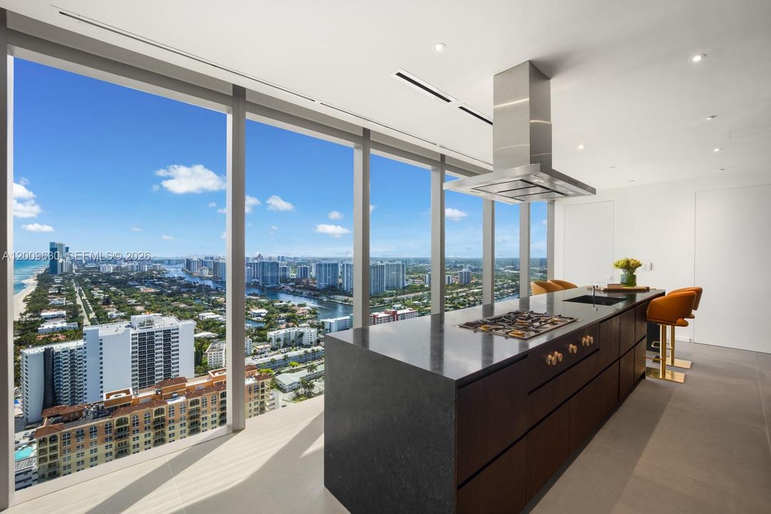 Vendido Recientemente: $8,500,000 (5 camas, 6 baños, 5832 Pies cuadrados)
