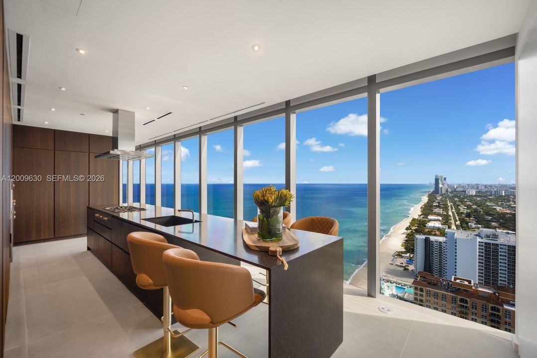 Vendido Recientemente: $8,500,000 (5 camas, 6 baños, 5832 Pies cuadrados)
