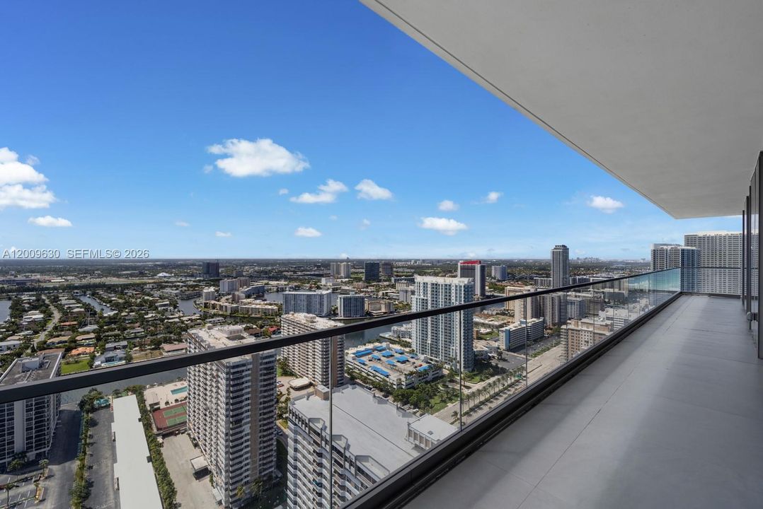 Vendido Recientemente: $8,500,000 (5 camas, 6 baños, 5832 Pies cuadrados)