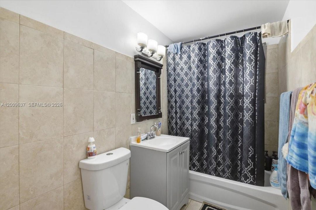 Под контрактом: $449,900 (3 спален, 1 ванн, 1015 Квадратных фут)