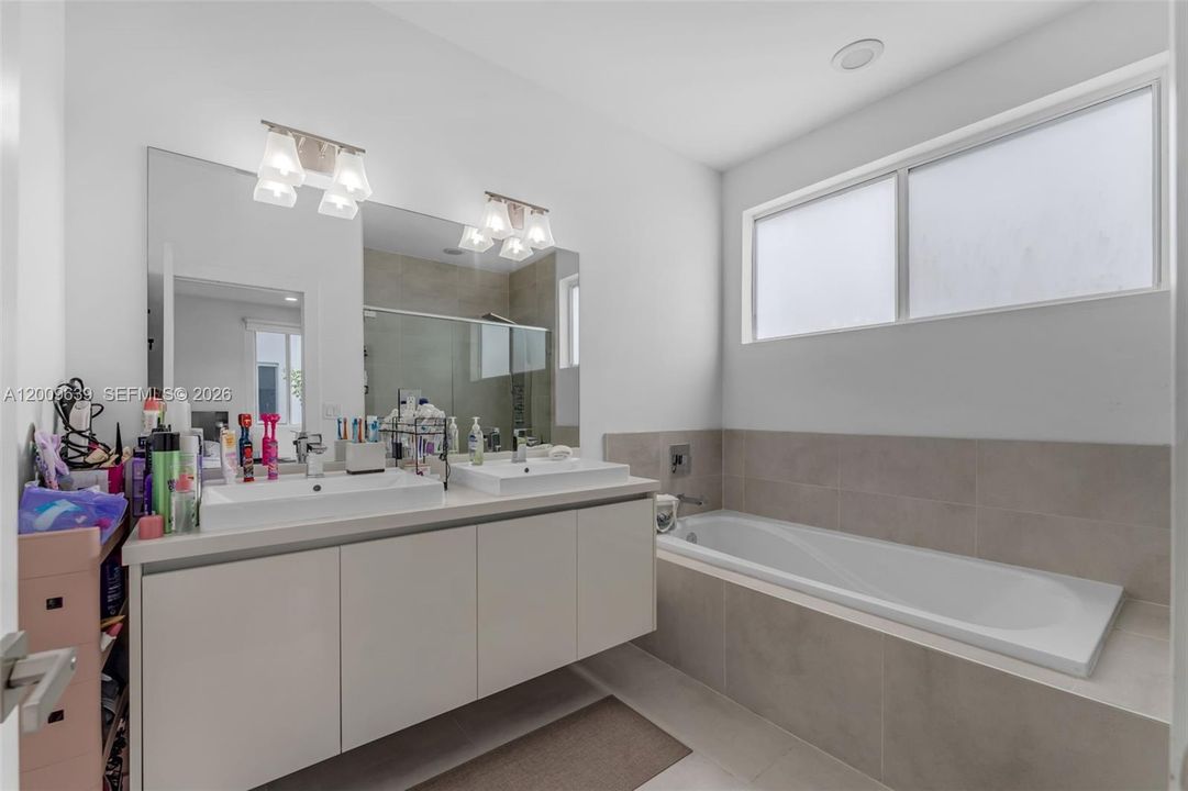 Activo con contrato: $750,000 (3 camas, 3 baños, 1743 Pies cuadrados)