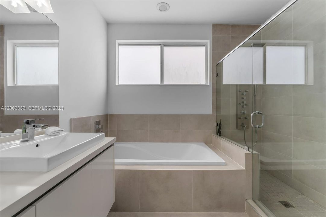 Activo con contrato: $750,000 (3 camas, 3 baños, 1743 Pies cuadrados)