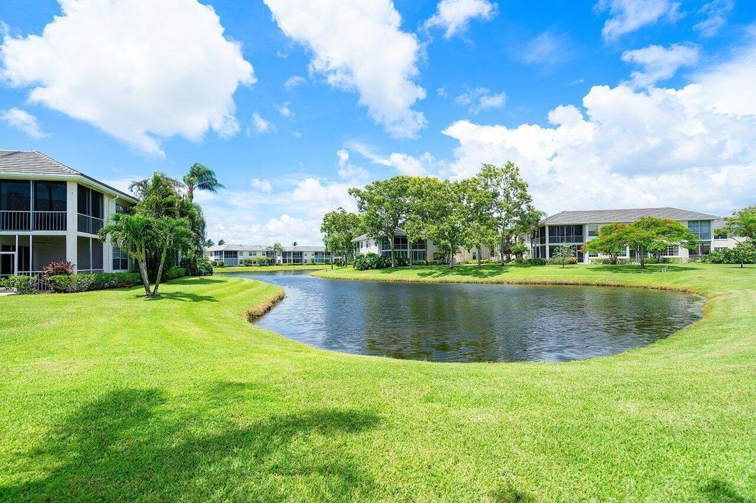 Lake & golf views!