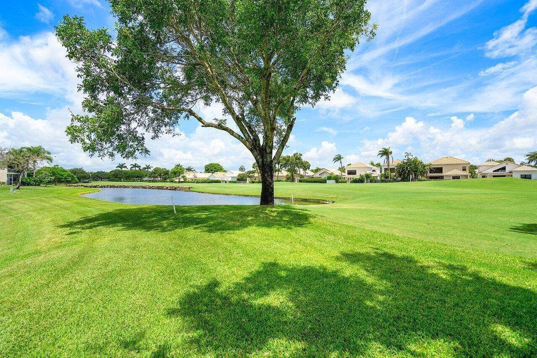 Lake & golf views!