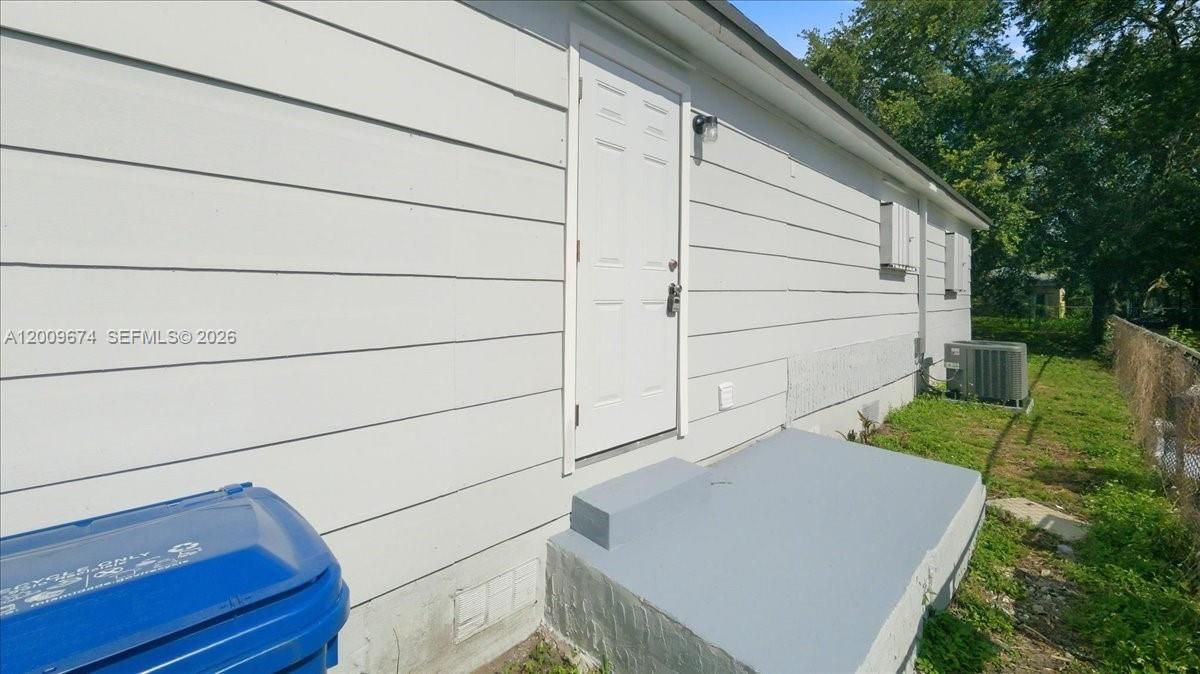 Vendido Recientemente: $390,000 (3 camas, 2 baños, 988 Pies cuadrados)