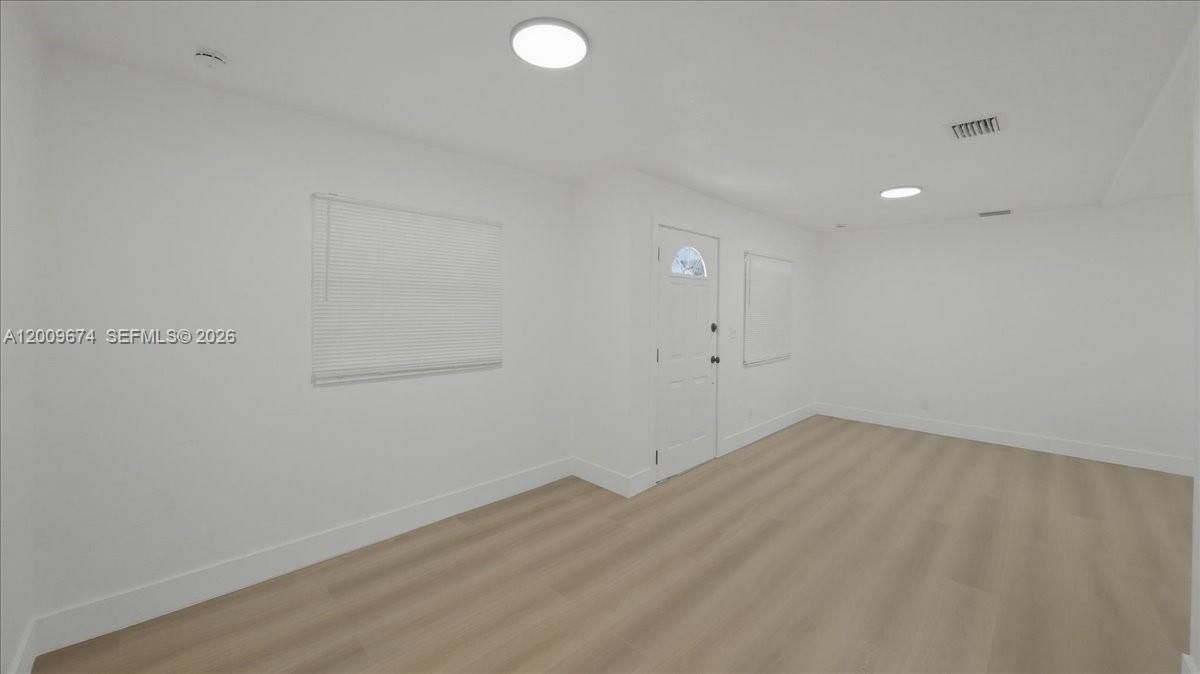 Vendido Recientemente: $390,000 (3 camas, 2 baños, 988 Pies cuadrados)