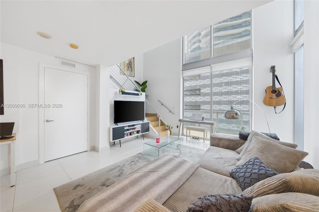 For Sale: $380,000 (1 beds, 1 baths, 968 Square Feet)