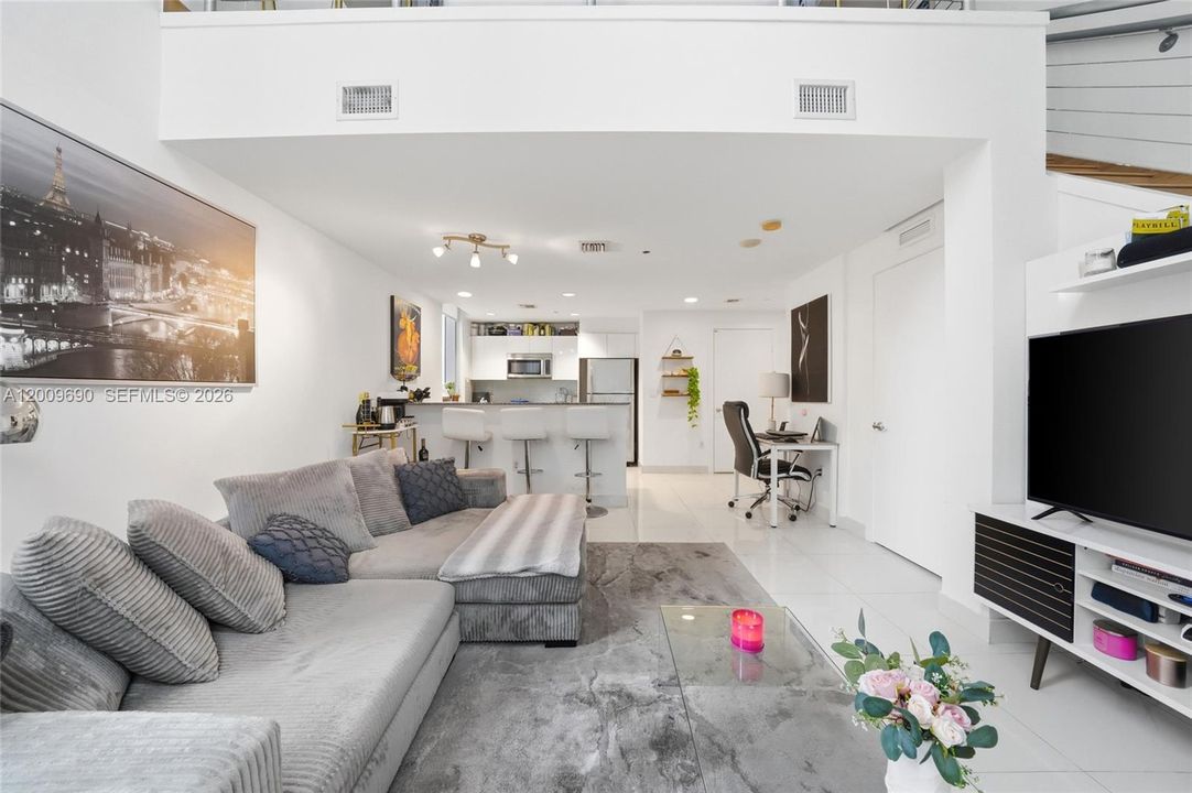 For Sale: $380,000 (1 beds, 1 baths, 968 Square Feet)