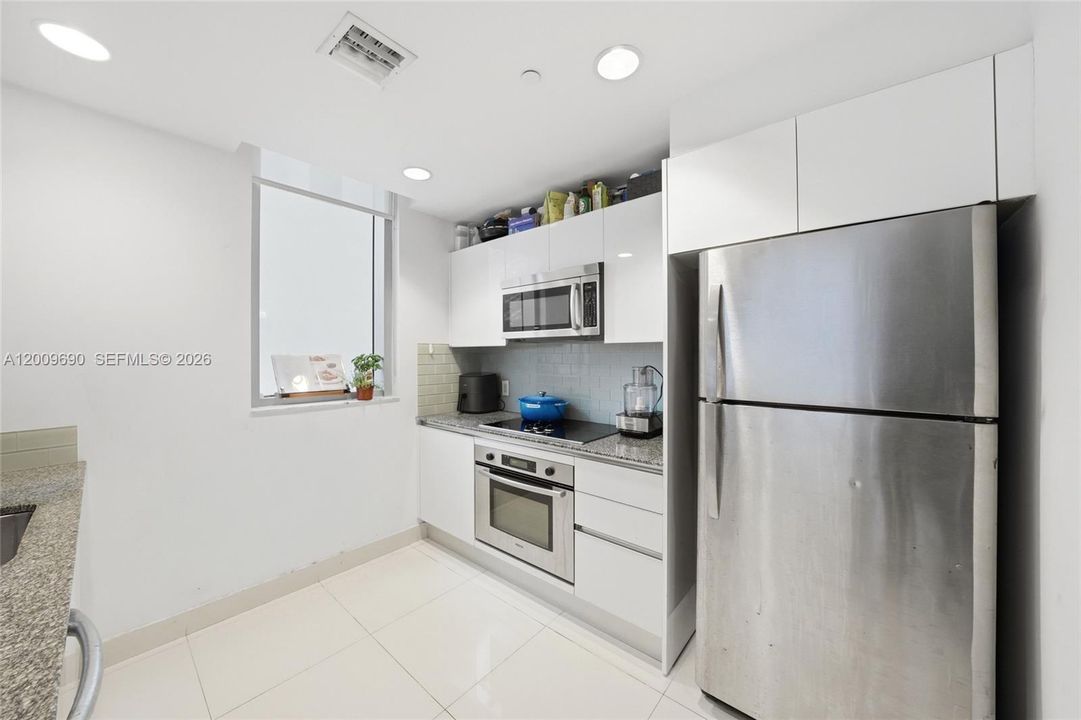 For Sale: $380,000 (1 beds, 1 baths, 968 Square Feet)