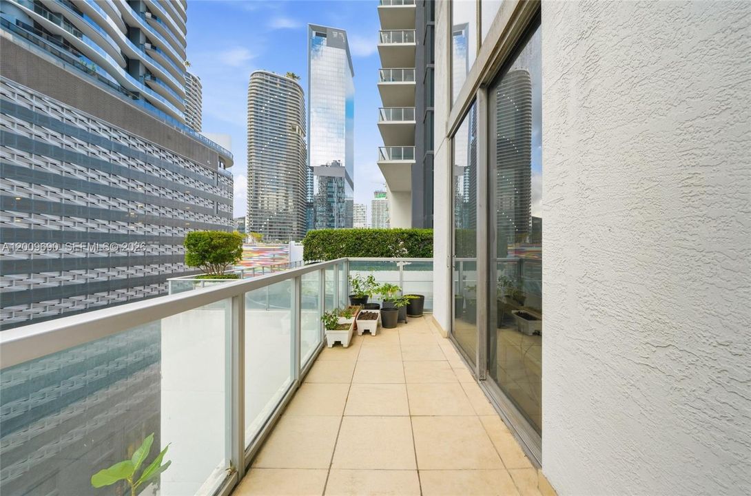 For Sale: $380,000 (1 beds, 1 baths, 968 Square Feet)