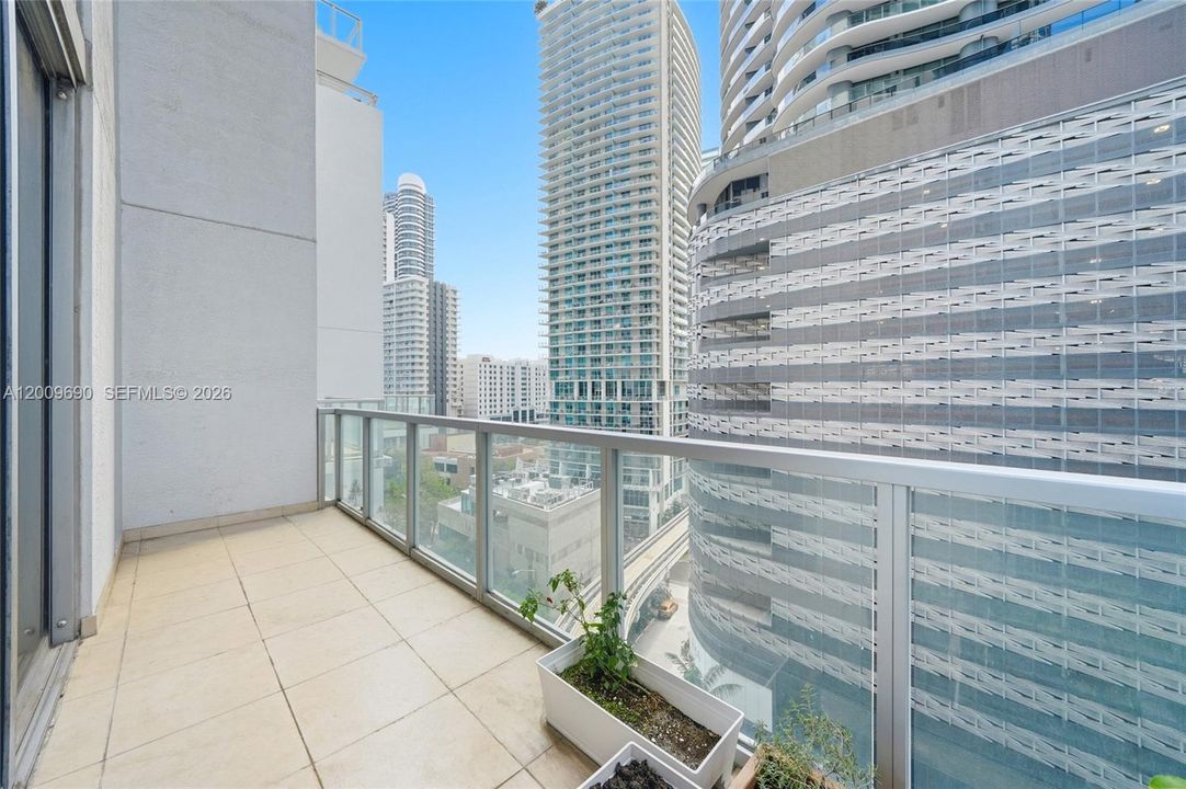 For Sale: $380,000 (1 beds, 1 baths, 968 Square Feet)