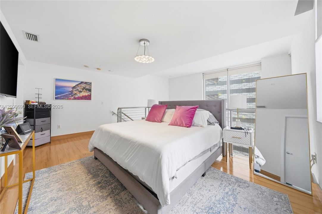 For Sale: $380,000 (1 beds, 1 baths, 968 Square Feet)