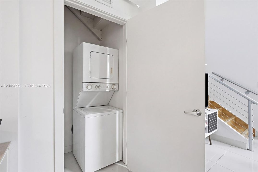 For Sale: $380,000 (1 beds, 1 baths, 968 Square Feet)