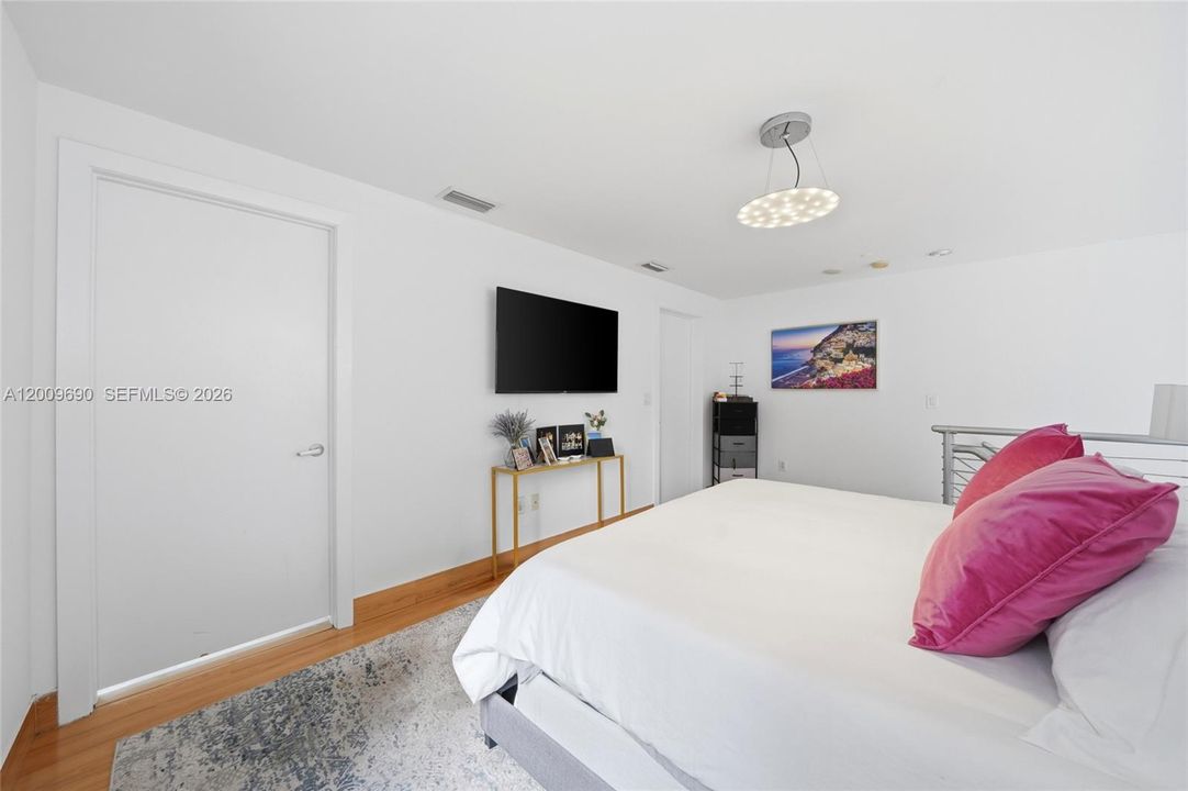 For Sale: $380,000 (1 beds, 1 baths, 968 Square Feet)