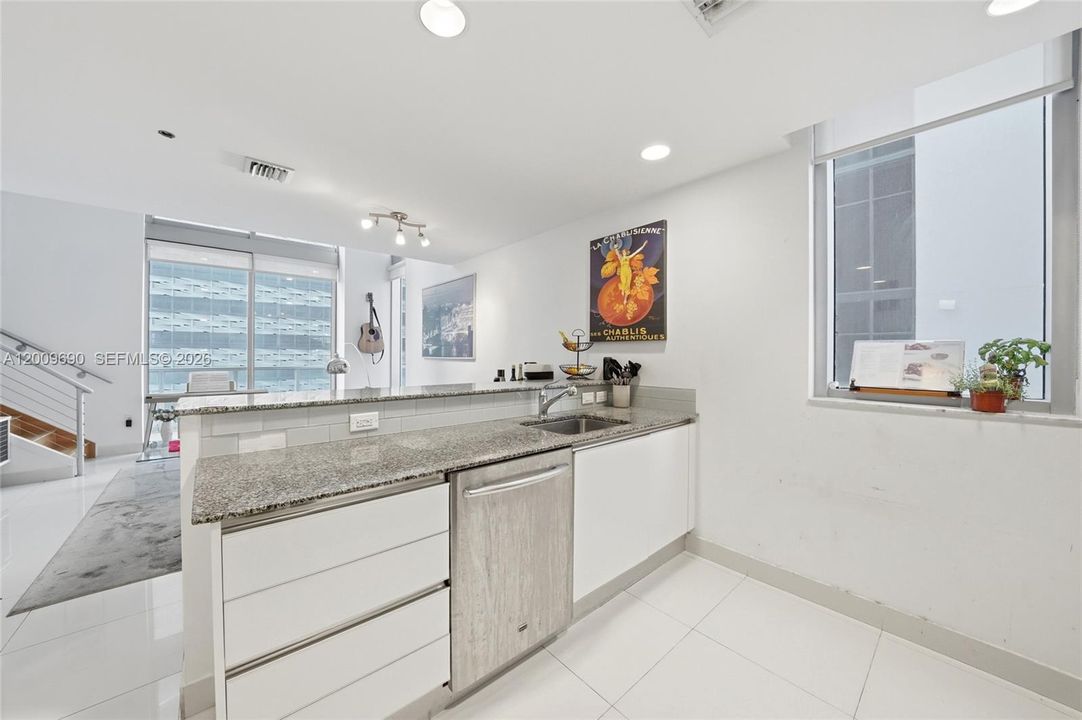 For Sale: $380,000 (1 beds, 1 baths, 968 Square Feet)