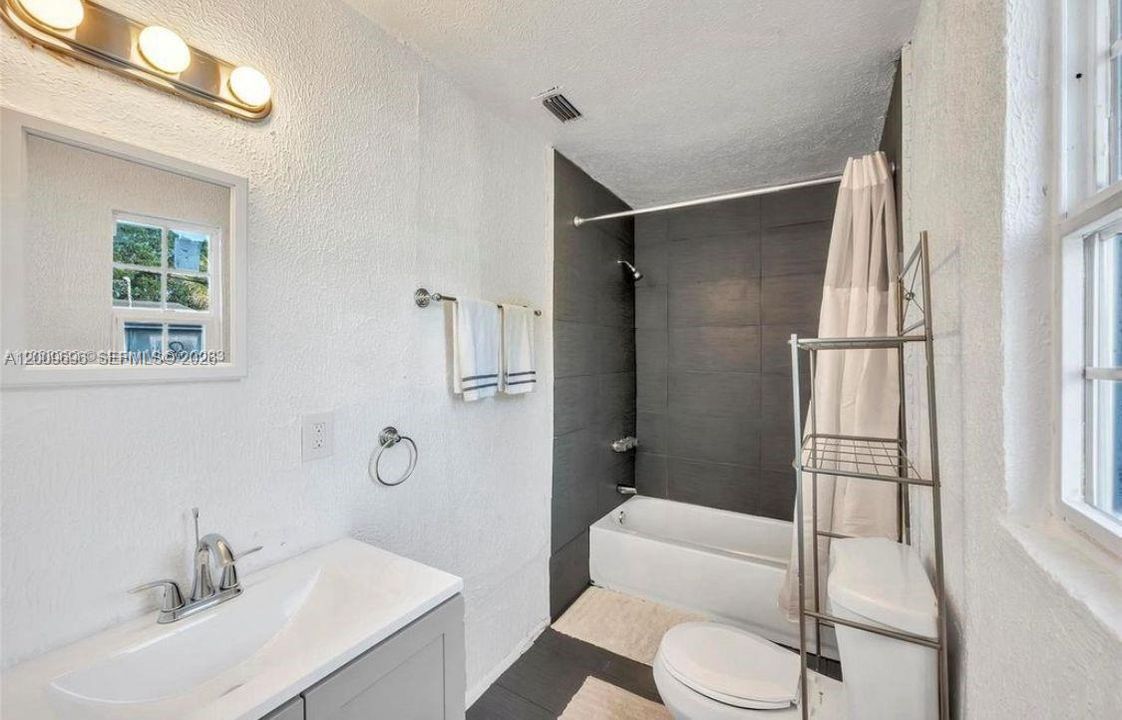 For Sale: $180,000 (2 beds, 1 baths, 816 Square Feet)