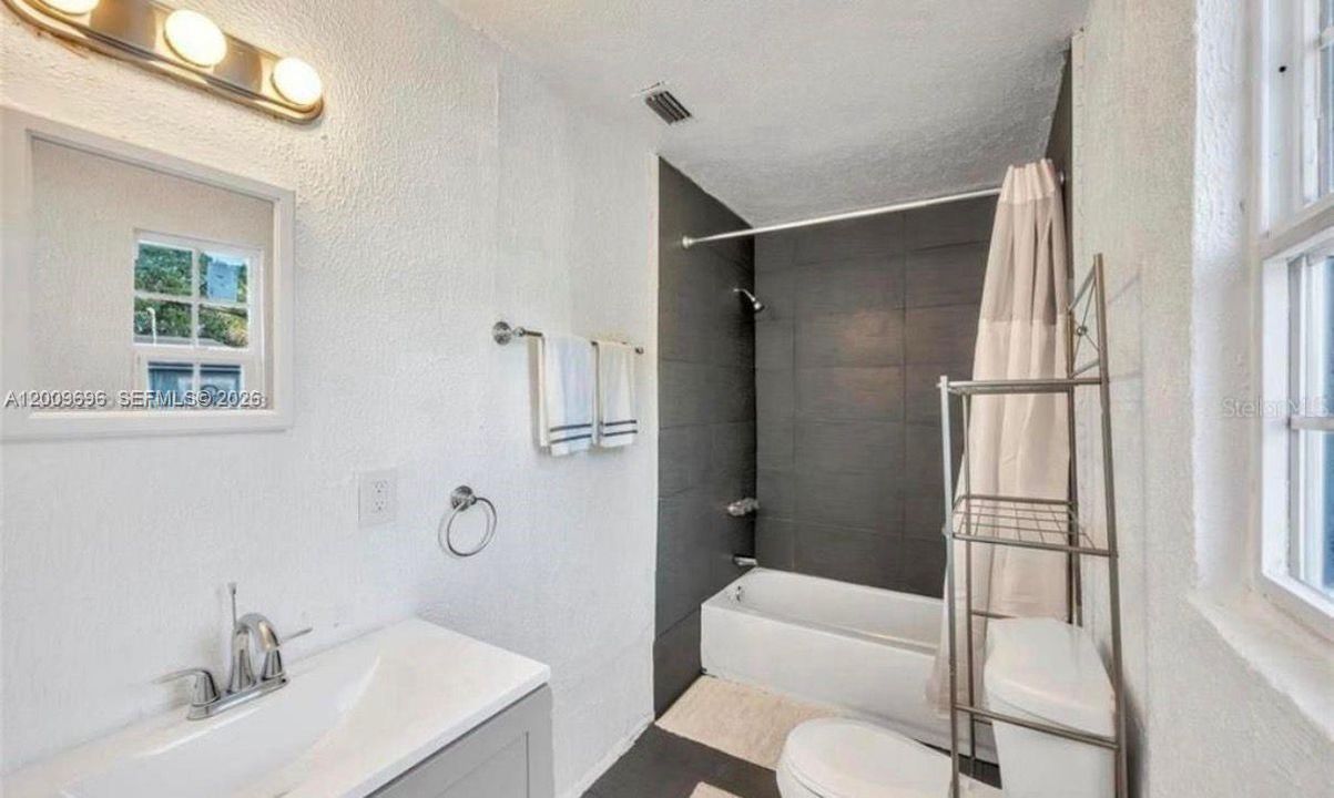For Sale: $180,000 (2 beds, 1 baths, 816 Square Feet)