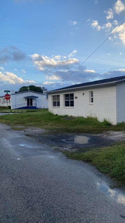 For Sale: $180,000 (2 beds, 1 baths, 816 Square Feet)