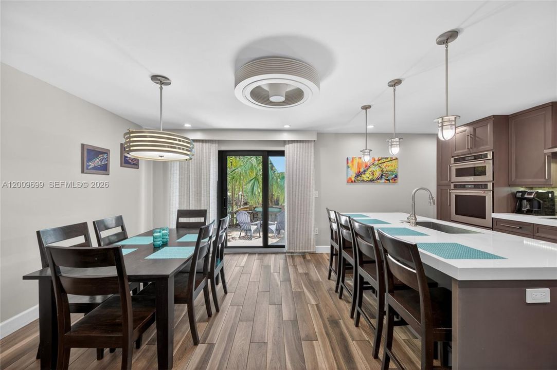 En Venta: $940,000 (3 camas, 2 baños, 1936 Pies cuadrados)