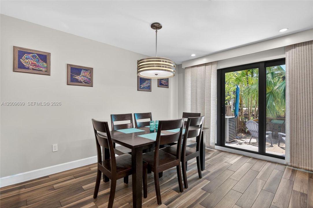 En Venta: $940,000 (3 camas, 2 baños, 1936 Pies cuadrados)