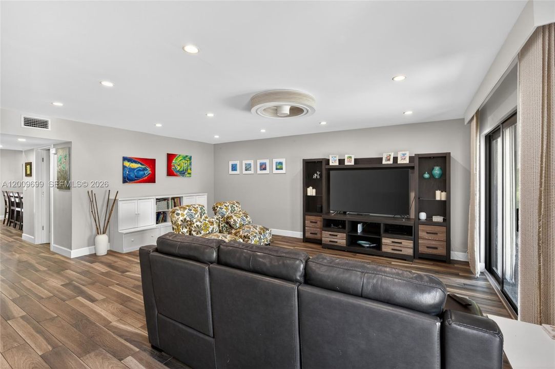 En Venta: $940,000 (3 camas, 2 baños, 1936 Pies cuadrados)